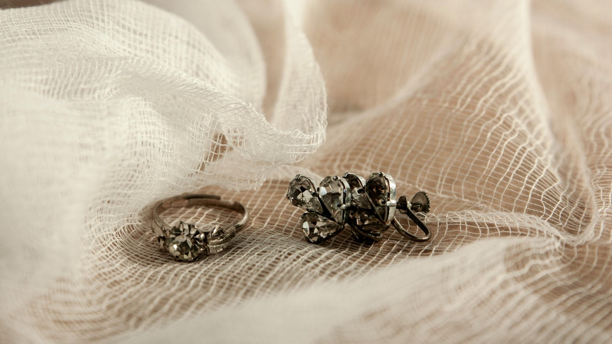 How to Clean Gold Jewellery at Home easy ways 